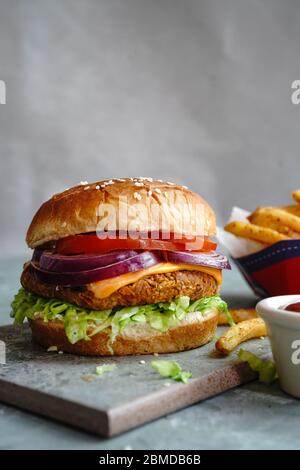 Hamburger vegetariano fatto in casa con tenero Jackfruit con patatine fritte laterali, fuoco selettivo Foto Stock