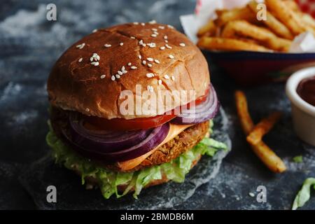 Hamburger vegetariano fatto in casa con tenero Jackfruit con patatine fritte laterali, fuoco selettivo Foto Stock