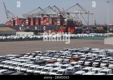 (200509) -- SOUTHAMPTON, 9 maggio 2020 (Xinhua) -- Foto scattata il 8 maggio 2020 mostra nuovi veicoli in vendita immagazzinati a Southampton Dock in Southampton, Gran Bretagna. La registrazione di nuova automobile in Gran Bretagna ha tuffato da 97.3 per cento in aprile, colpendo un record basso in decenni come la nazione era in blocco per l'intero mese per affrontare il romanzo coronavirus, secondo un rapporto rilasciato Martedì. Con showroom chiusi e acquirenti di auto housebound, solo 4,321 nuove auto sono state registrate nel mese, semplicemente al di sopra delle 4,044 unità vendute nel febbraio 1946, ha detto la Società dei costruttori di motori e Traders (SMMT) nel Foto Stock