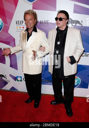 ***FOTO DI FIEL*** Roy Horn di Siegfried & Roy Dies di complicazioni da COVID-19. Las Vegas, CA - Giugno 13 Siegfried Fischbacher, Roy Horn presente a Keep Memory il 19° anno di gala 'Power of Love' di Alive ha onorato Andrea & Veronica Bocelli alla MGM Grand Garden Arena il 13 Giugno 2015. Credito fotografico: Faye Sadou/MediaPunch Foto Stock