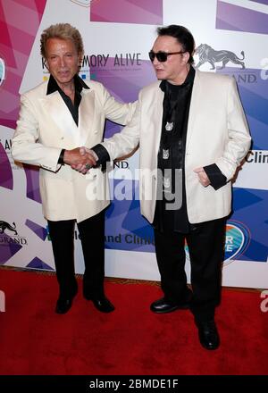 ***FOTO DI FIEL*** Roy Horn di Siegfried & Roy Dies di complicazioni da COVID-19. Las Vegas, CA - Giugno 13 Siegfried Fischbacher, Roy Horn presente a Keep Memory il 19° anno di gala 'Power of Love' di Alive ha onorato Andrea & Veronica Bocelli alla MGM Grand Garden Arena il 13 Giugno 2015. Credito fotografico: Faye Sadou/MediaPunch Foto Stock