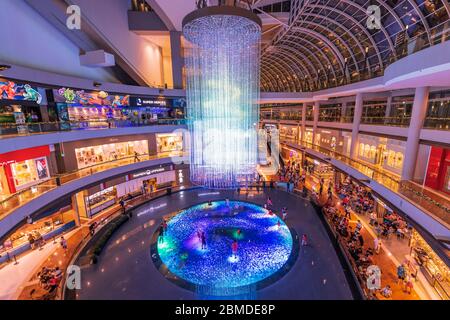 Spettacolo di luci presso gli Shoppes a Marina Bay Sands, Singapore, Repubblica di Singapore Foto Stock