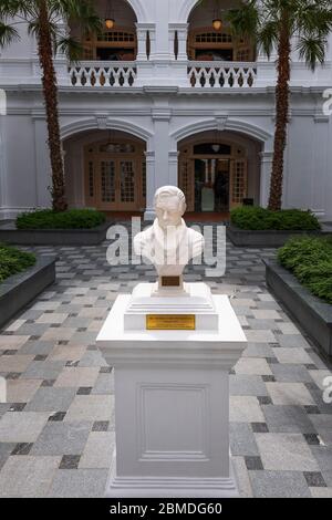 Busto di marmo di Sir Thomas Stamford Raffles (fondatore di Singapore) al Raffles Hotel, Singapore, Repubblica di Singapore Foto Stock