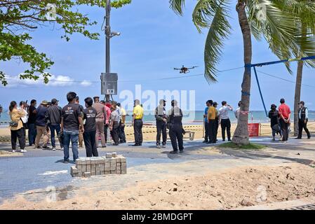 Blocco COVID-19. Controllo di sorveglianza del drone a Pattaya spiaggia Thailandia al posto di Coronavirus spiaggia di armadietti violatori. Thailandia Sud-Est asiatico Foto Stock