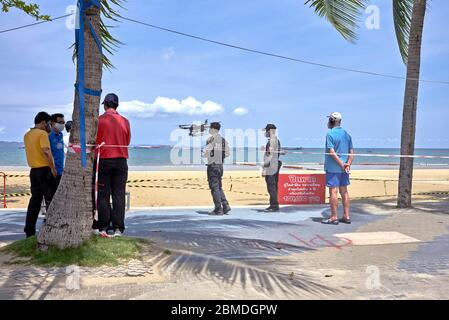 Blocco COVID-19. Controllo di sorveglianza del drone a Pattaya spiaggia Thailandia al posto di Coronavirus spiaggia di armadietti violatori. Thailandia Sud-Est asiatico Foto Stock