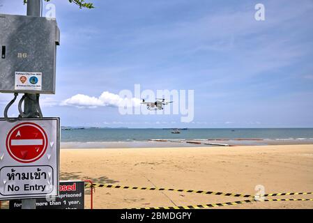 Blocco COVID-19. Controllo di sorveglianza del drone a Pattaya spiaggia Thailandia al posto di Coronavirus spiaggia di armadietti violatori. Thailandia Sud-Est asiatico Foto Stock