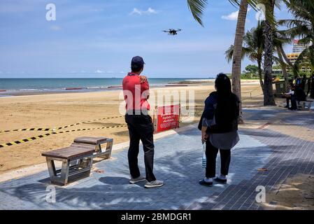 Blocco COVID-19. Controllo di sorveglianza del drone a Pattaya spiaggia Thailandia al posto di Coronavirus spiaggia di armadietti violatori. Thailandia Sud-Est asiatico Foto Stock