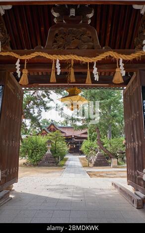 La vista attraverso la porta di Higashi-mon al cortile interno del santuario di Kitano Tenmangu. Kyoto. Giappone Foto Stock