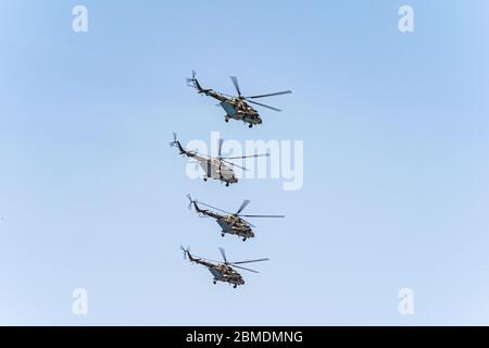 Russia, Khabarovsk - 7 maggio 2020: Prova della parata. Parata aerea militare in onore della Vittoria giorno. Gli elicotteri mi-8 volano in formazione Foto Stock