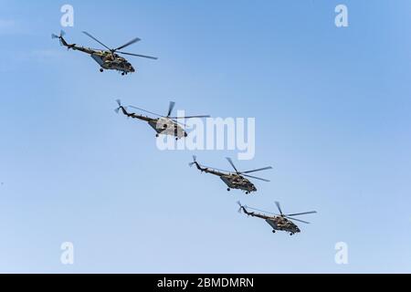 Russia, Khabarovsk - 7 maggio 2020: Prova della parata. Parata aerea militare in onore della Vittoria giorno. Gli elicotteri mi-8 volano in formazione Foto Stock