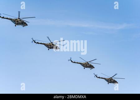 Russia, Khabarovsk - 7 maggio 2020: Prova della parata. Parata aerea militare in onore della Vittoria giorno. Gli elicotteri mi-8 volano in formazione Foto Stock