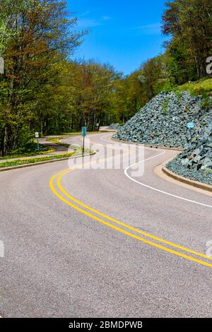 Ssalita curvy Park Road che conduce al Rib Mountain state Park, Wausau, Wisconsin nel mese di maggio Foto Stock