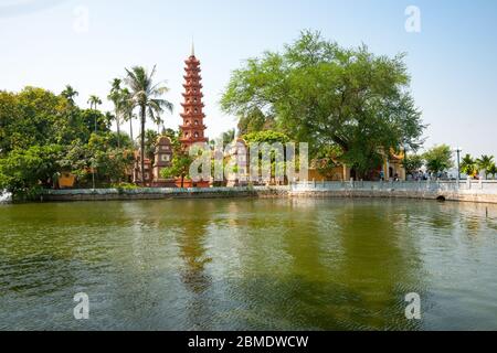 Hanoi Vietnam Ottobre 25 2013; lago in città con i monumenti architettonici tradizionali asiatici e la torre in giardino. Foto Stock