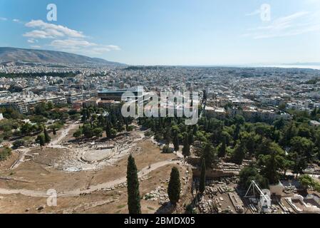 Vista panoramica di Atene dall'Acropoli, con il Teatro di Dioniso. Grecia Foto Stock