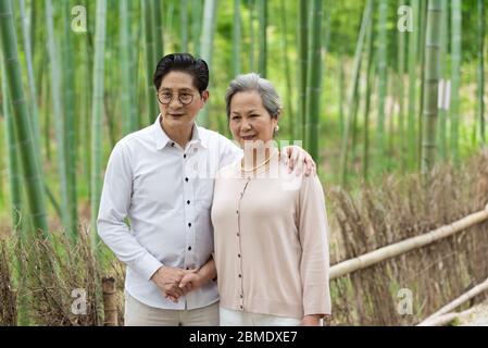 Un paio di giovani padre e figlia asiatici giocano nel soggiorno Foto Stock