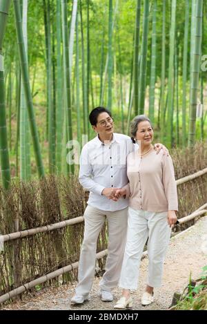 Un paio di giovani padre e figlia asiatici giocano nel soggiorno Foto Stock