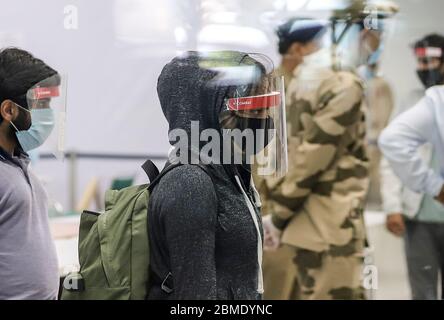 Delhi, India. 8 maggio 2020. Passeggeri indiani bloccati che sono arrivati con un volo Air India da Singapore, indossando un equipaggiamento protettivo come precauzione all'aeroporto internazionale Indira Gandhi. L'India ha avviato una vasta gamma di operazioni di evacuazione aerea per il rimpatrio di passeggeri all'estero bloccati. Credit: SOPA Images Limited/Alamy Live News Foto Stock