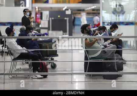 Delhi, India. 8 maggio 2020. I passeggeri indiani bloccati che sono arrivati con un volo Air India da Singapore attendono all'aeroporto internazionale Indira Gandhi. L'India ha avviato una vasta gamma di operazioni di evacuazione aerea per il rimpatrio di passeggeri all'estero bloccati. Credit: SOPA Images Limited/Alamy Live News Foto Stock