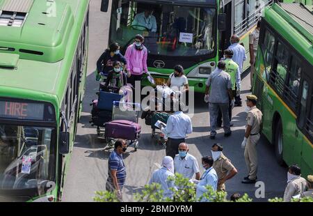 Delhi, India. 8 maggio 2020. Indiani bloccati arrivati da Singapore, a bordo di autobus all'aeroporto internazionale Indira Gandhi. L'India ha avviato una vasta gamma di operazioni di evacuazione aerea per il rimpatrio di passeggeri all'estero bloccati. Credit: SOPA Images Limited/Alamy Live News Foto Stock