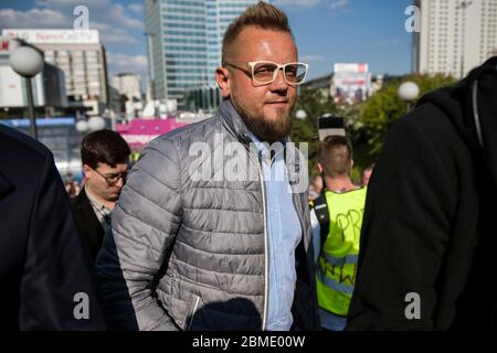 Varsavia, Polonia. 8 maggio 2020. Pawel Tanajno visto durante la dimostrazione. Il gruppo chiamato 'sciopero imprenditori' guidato dal candidato presidenziale, Pawel Tanajno si è riunito per protestare per il secondo giorno in un crudo contro il 'congelamento dell'economia' a causa della pandemia del virus corona. I manifestanti hanno bloccato il traffico nel centro di Varsavia. Numerosi manifestanti sono stati arrestati durante lo sciopero. Credit: SOPA Images Limited/Alamy Live News Foto Stock