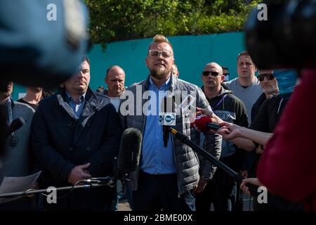 Varsavia, Polonia. 8 maggio 2020. Pawel Tanajno facendo un'intervista durante la dimostrazione.il gruppo chiamato 'sciopero imprenditori' guidato dal candidato presidenziale, Pawel Tanajno si è riunito per protestare per il secondo giorno in un crudo contro il 'congelamento dell'economia' a causa della pandemia del virus corona. I manifestanti hanno bloccato il traffico nel centro di Varsavia. Numerosi manifestanti sono stati arrestati durante lo sciopero. Credit: SOPA Images Limited/Alamy Live News Foto Stock