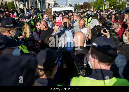 Varsavia, Polonia. 8 maggio 2020. Pawel Tanajno, che ha tenuto la Costituzione polacca durante la dimostrazione. Il gruppo chiamato 'sciopero imprenditori' guidato dal candidato presidenziale, Pawel Tanajno si è riunito per protestare per il secondo giorno in un crudo contro il 'congelamento dell'economia' a causa della pandemia del virus corona. I manifestanti hanno bloccato il traffico nel centro di Varsavia. Numerosi manifestanti sono stati arrestati durante lo sciopero. Credit: SOPA Images Limited/Alamy Live News Foto Stock