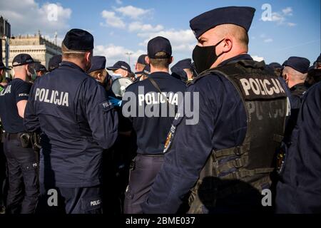 Varsavia, Polonia. 8 maggio 2020. Polizia riot cercando di fermare i manifestanti marcianti durante la dimostrazione.il gruppo chiamato 'imprenditori' Strike' guidato dal candidato presidenziale, Pawel Tanajno si è riunito per protestare per il secondo giorno in un crudo contro il 'congelamento dell'economia' a causa della pandemia del virus corona. I manifestanti hanno bloccato il traffico nel centro di Varsavia. Numerosi manifestanti sono stati arrestati durante lo sciopero. Credit: SOPA Images Limited/Alamy Live News Foto Stock