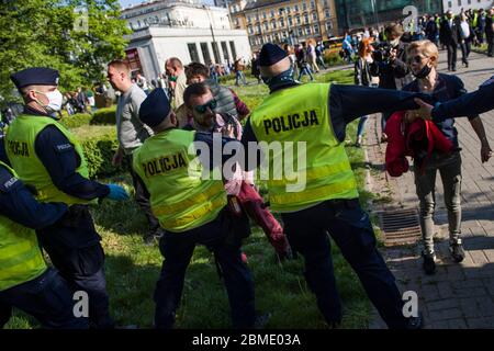 Varsavia, Polonia. 8 maggio 2020. Polizia riot cercando di fermare i manifestanti marcianti durante la dimostrazione.il gruppo chiamato 'imprenditori' Strike' guidato dal candidato presidenziale, Pawel Tanajno si è riunito per protestare per il secondo giorno in un crudo contro il 'congelamento dell'economia' a causa della pandemia del virus corona. I manifestanti hanno bloccato il traffico nel centro di Varsavia. Numerosi manifestanti sono stati arrestati durante lo sciopero. Credit: SOPA Images Limited/Alamy Live News Foto Stock