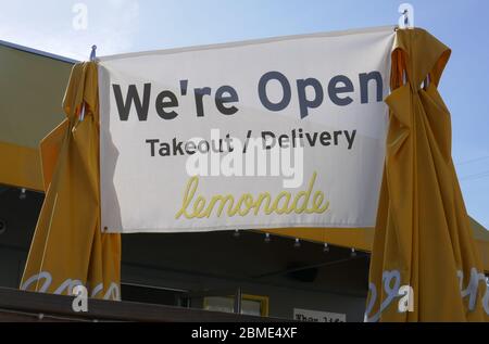 Los Angeles, California, USA 8 maggio 2020 una vista generale dell'atmosfera del ristorante aperto per il take out durante Coronavirus Covid-19 Pandemic il 8 maggio 2020 a Los Angeles, California, Stati Uniti. Foto di Barry King/Alamy Stock Foto Foto Stock