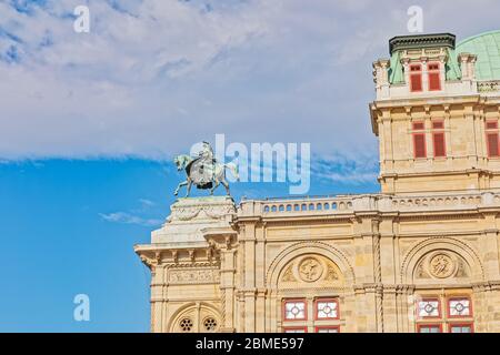 Statua dell'armonia sull'opera statale di Vienna Wiener Staatsoper Foto Stock