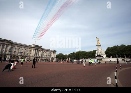 Quarantasei giorni di Lockdown, a Londra, che coincide con le celebrazioni del 75° anniversario della Giornata del Ve. Le frecce rosse sorvolano un Buckingham Palace molto tranquillo e il Queen Victoria Memorial, che sarebbero stati pieni di gente normalmente. Poiché il paese è bloccato, molte celebrazioni dovranno aver luogo nelle case dei popoli e nei giardini frontali, mantenendo al contempo socialmente lontani dagli altri. Si dovevano organizzare grandi celebrazioni e il Mall doveva essere pieno di gente e la famiglia reale, compresa la regina Elisabetta II, sarebbe stata normalmente sul balcone di Buckingham Ready Foto Stock