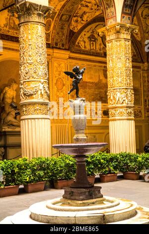 Fontana nel primo cortile di Palazzo Vecchio a Firenze Foto Stock