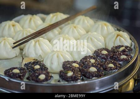 'Baozi', un gnocchi cinese tradizionale. Presso la bancarella di cibo di strada nella città di Chengdu, Sichuan, Cina Foto Stock