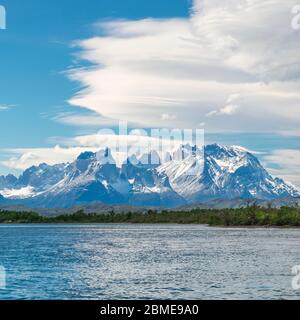 Le vette Torres e Cuernos del Paine viste dal fiume Serrano con nuvole circolari, il parco nazionale Torres del Paine, Patagonia, Cile. Foto Stock