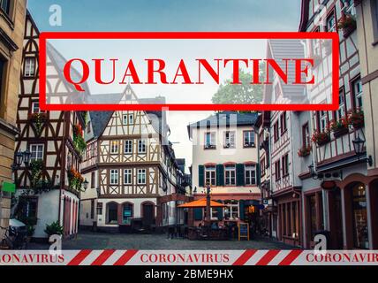 Quarantena in Germania. Vecchie case di architettura nel centro di Magonza. Nessun concetto di viaggio e blocco. Epidemia di coronavirus concetto pandemico Covid-19. Vacanza turistica annullata. Nastro barriera. Foto Stock