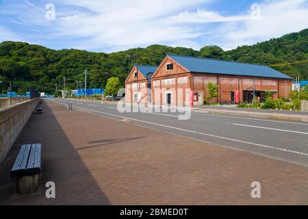 Tsuruga Red Brick Warehouse è un paio di edifici di magazzino situati all'interno del porto di Tsuruga nella città di Tsuruga, prefettura di Fukui, Giappone. Foto Stock