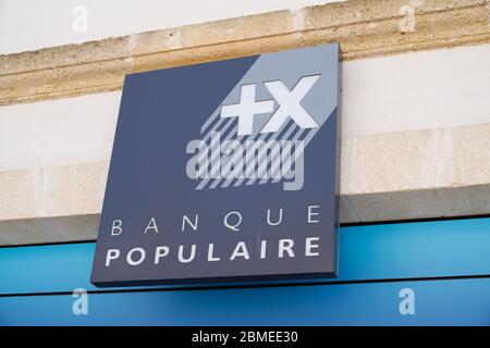 Bordeaux , Aquitaine / Francia - 05 04 2020 : Banque Populaire segno negozio facciata testo marchio di popolare ufficio bancario Foto Stock