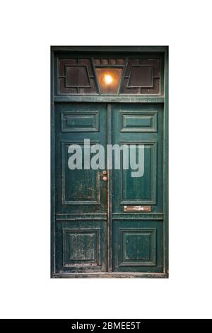 Porta in legno verde intemperato nella facciata dell'edificio vecchio isolata su sfondo bianco Foto Stock