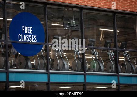 Una palestra locale a Londra Ovest è vicina vuota durante l'inizio delle restrizioni di Coronavirus Lockdown in tutto il Regno Unito. Foto Stock