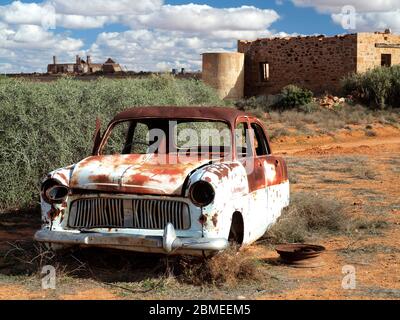 Ford Consul alle rovine dell'entroterra di farina Foto Stock