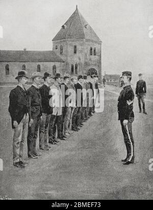 Guerra hispano-estadounidense o Guerra de Cuba. España y Estados Unidos en 1898, resultado de la intervención norteamericana en la Guerra de independencia cubana. Estados Unidos. Preparativos de guerra a raiz de la voladura del 'maine'. Instrucción de restipas de artillería en el Fuerte Slocum ('Fort Slocum'), Isla de Davids, Long Island Sound. Fotogrado. La Ilustración Española y americana, 15 de abril de 1898. Foto Stock