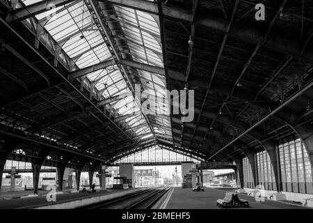 Piattaforma della stazione ferroviaria di Kaliningrad, Russia, foto in bianco e nero, foto vecchia Foto Stock