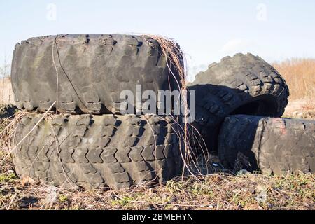 vecchio pneumatico del trattore grande, pneumatico del trattore grande, trattore gommato Foto Stock