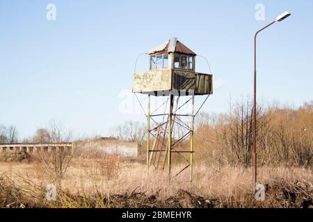 Torre di osservazione su uno sfondo di cielo blu con nuvole bianche. Foto Stock