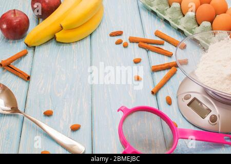 uova e farina, bastoncini di cannella e banane, prodotti da forno per torte Foto Stock