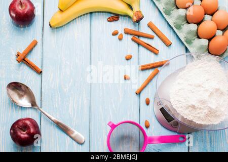 uova e farina, bastoncini di cannella e banane, prodotti da forno per torte Foto Stock