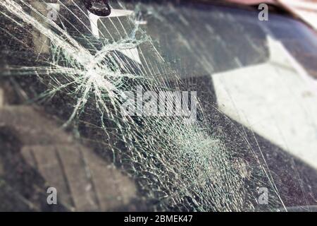 finestrino dell'auto rotto, un incidente sulla strada. Movimento sicuro. Foto Stock