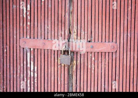 Vecchia serratura sulla porta. serratura sulla porta di una vecchia casa colonica . vero stile villaggio. close-up. focus sulla serratura Foto Stock