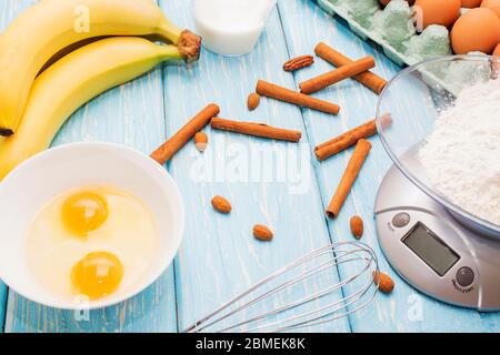 uova e farina, bastoncini di cannella e banane, prodotti da forno per torte Foto Stock