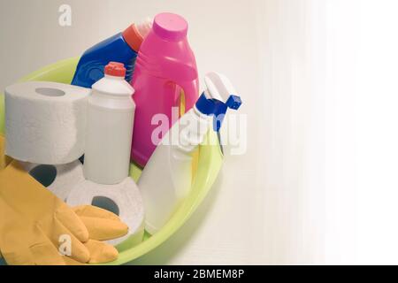 Prodotti per la pulizia e la riparazione, prodotti chimici per la casa, guanti in gomma, lavabo verde per la pulizia dell'appartamento e dell'ufficio. Foto Stock